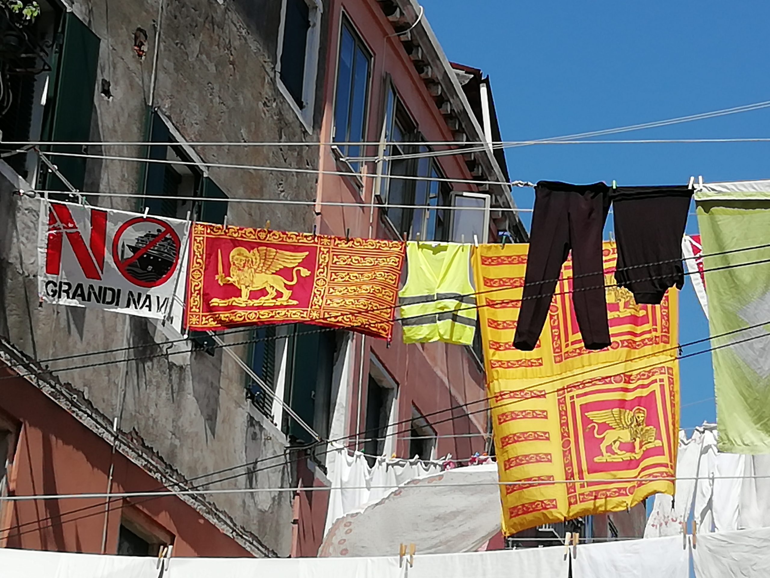 Linge pendu aux fenêtres avec revendications sociales