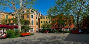 La place S.Giacomo dell'Orio à Venise