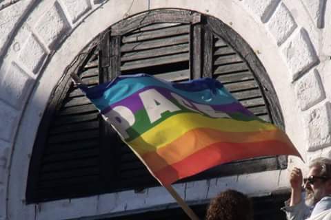 Le drapeau de la paix devant le pont du Rialto