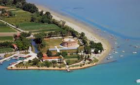 Vue panoramique sur l'ile de S.Erasmo avec la forification historique et la plage del bacan